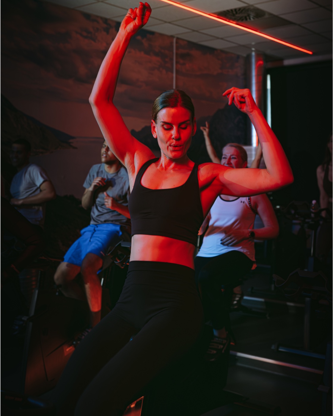 Holdtræning hos Fitness Farum med rødt lys