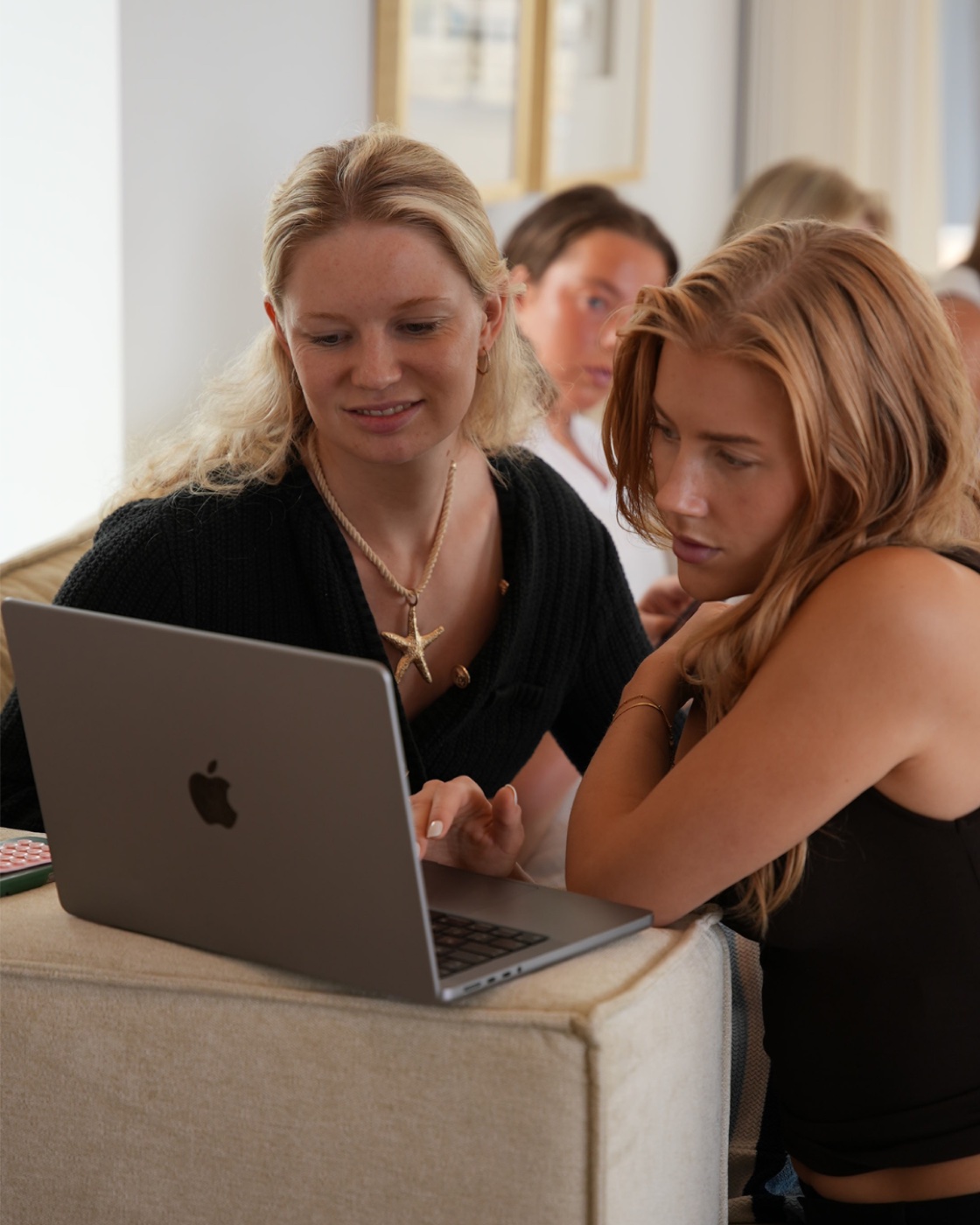 Neda Media-teamet arbejder med indhold